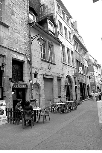 Vue d'ensemble de la façade sur rue de trois quarts gauche. © Yves Sancey / Région Bourgogne-Franche-Comté, Inventaire du patrimoine - 2002