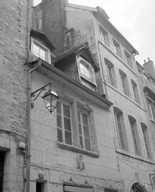 Façade sur rue : détail du premier étage. © Yves Sancey / Région Bourgogne-Franche-Comté, Inventaire du patrimoine - 2002