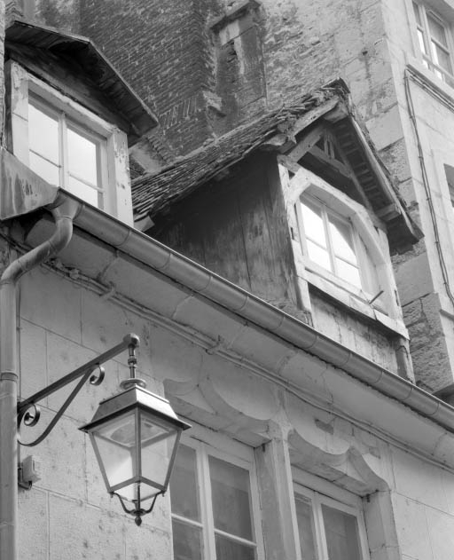 Façade sur rue : détail des lucarnes. © Yves Sancey / Région Bourgogne-Franche-Comté, Inventaire du patrimoine - 2002
