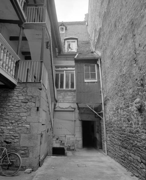 Façade postérieure du logis sur rue et escalier, depuis le fond de la cour. © Yves Sancey / Région Bourgogne-Franche-Comté, Inventaire du patrimoine - 2002