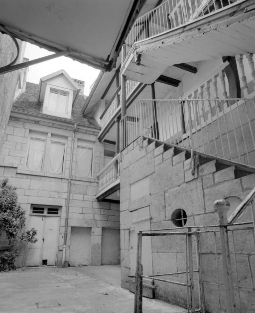 Logis sur cour et escalier depuis l'entrée de la cour. © Yves Sancey / Région Bourgogne-Franche-Comté, Inventaire du patrimoine - 2002