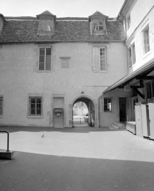 Vue d'ensemble de la façade antérieure du logis secondaire entre première et deuxième cour. © Yves Sancey / Région Bourgogne-Franche-Comté, Inventaire du patrimoine - 2002