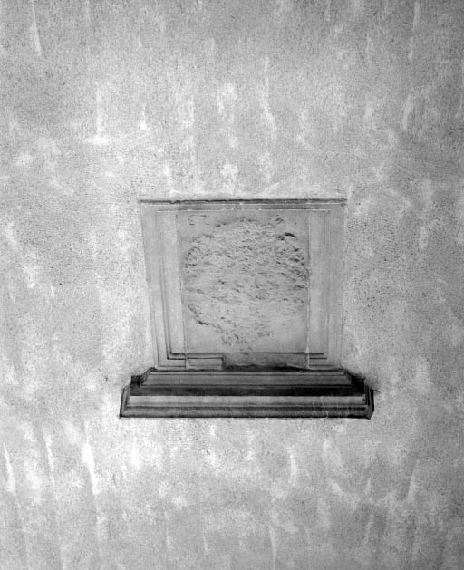 Façade antérieure du logis secondaire entre première et deuxième cour : détail des armoiries bûchées. © Yves Sancey / Région Bourgogne-Franche-Comté, Inventaire du patrimoine - 2002