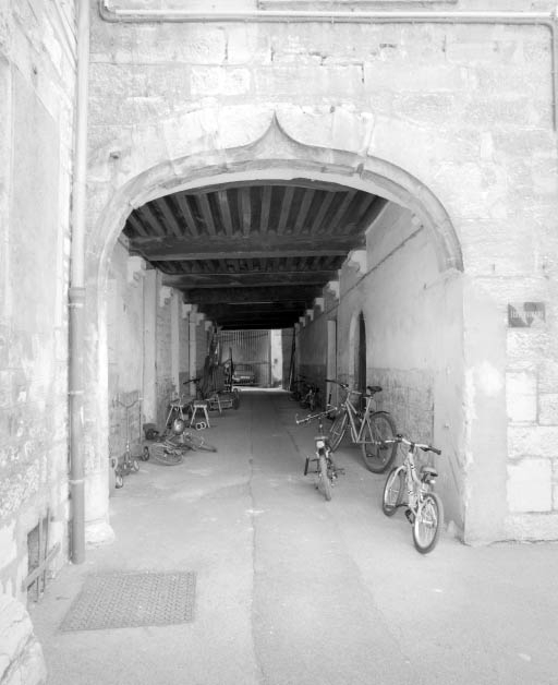 Passage dans la deuxième cour : vue d'ensemble. © Yves Sancey / Région Bourgogne-Franche-Comté, Inventaire du patrimoine - 2002