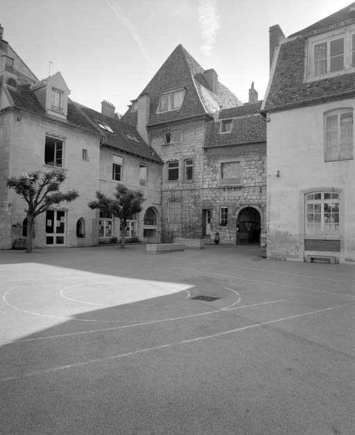 Vue d'ensemble des bâtiments dans la deuxième cour : vue rapprochée. © Yves Sancey / Région Bourgogne-Franche-Comté, Inventaire du patrimoine - 2002