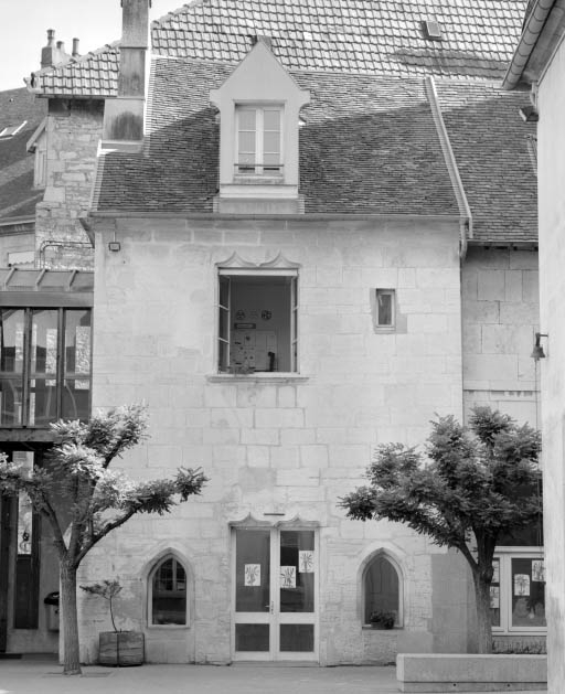 Bâtiment à droite de la deuxième cour, partie gauche : de face. © Yves Sancey / Région Bourgogne-Franche-Comté, Inventaire du patrimoine - 2002