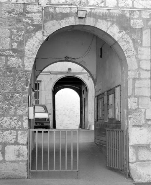Détail des deux passages d'entrée entre la rue et la deuxième cour, depuis cette dernière. © Yves Sancey / Région Bourgogne-Franche-Comté, Inventaire du patrimoine - 2002