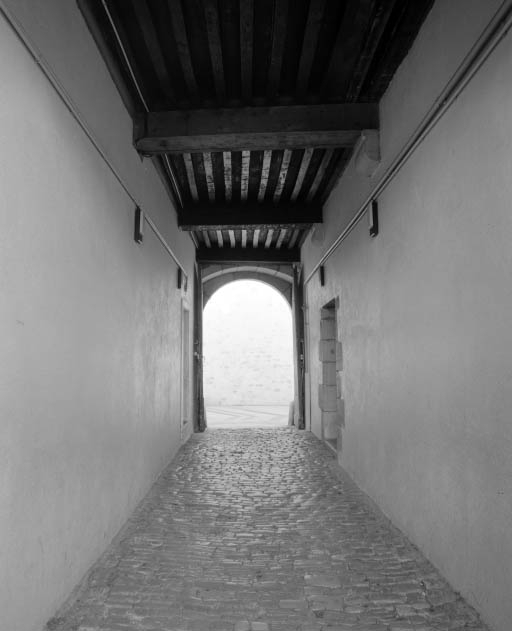 Vue d'ensemble de l'allée cochère du logis principal depuis la première cour : vue rapprochée. © Yves Sancey / Région Bourgogne-Franche-Comté, Inventaire du patrimoine - 2002