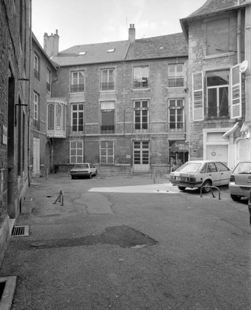 Vue d'ensemble de la façade antérieure du logis principal en fond de cour. © Yves Sancey / Région Bourgogne-Franche-Comté, Inventaire du patrimoine - 2002