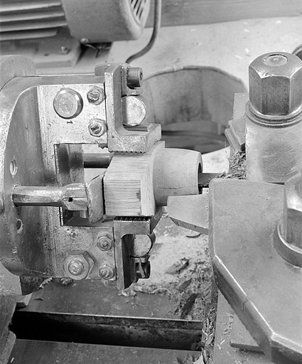 Détail du mandrin "gueule de loup" et du chariot porte-outil (atelier de finissage). © Jérôme Mongreville / Région Bourgogne-Franche-Comté, Inventaire du patrimoine - 2002