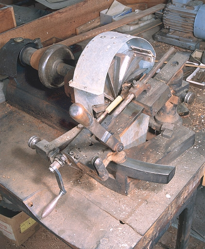 Vue de la pièce à usiner au contact des ciseaux de la fraise. © Jérôme Mongreville / Région Bourgogne-Franche-Comté, Inventaire du patrimoine - 2002