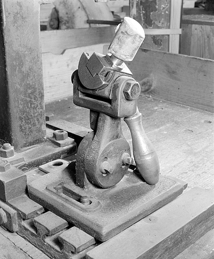 Fourneau enfoncé sur le culot amovible. Vue de trois quarts gauche. © Jérôme Mongreville / Région Bourgogne-Franche-Comté, Inventaire du patrimoine - 2002