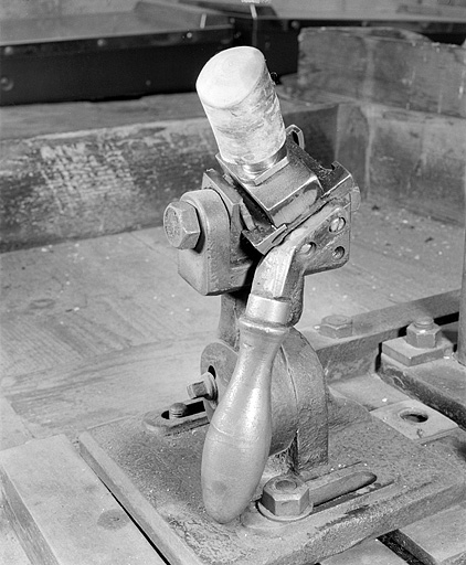 Fourneau enfoncé sur le culot amovible. Vue de trois quarts droite. © Jérôme Mongreville / Région Bourgogne-Franche-Comté, Inventaire du patrimoine - 2002