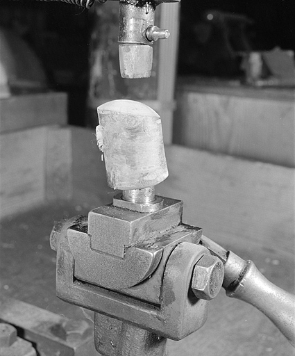 Détail du culot amovible présentant un fourneau dans l'axe de descente du poinçon. © Jérôme Mongreville / Région Bourgogne-Franche-Comté, Inventaire du patrimoine - 2002