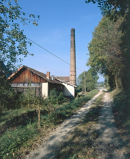Ancien chemin sur la façade postérieure de l'usine. © Yves Sancey / Région Bourgogne-Franche-Comté, Inventaire du patrimoine - 2002