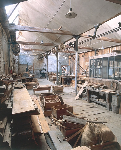 Vue d'ensemble de l'atelier de menuiserie. Axe principal à droite et axe secondaire contre le mur à gauche. © Yves Sancey / Région Bourgogne-Franche-Comté, Inventaire du patrimoine - 2002