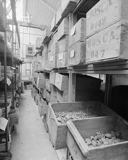 Travée dans le magasin de fournitures. © Yves Sancey / Région Bourgogne-Franche-Comté, Inventaire du patrimoine - 2002