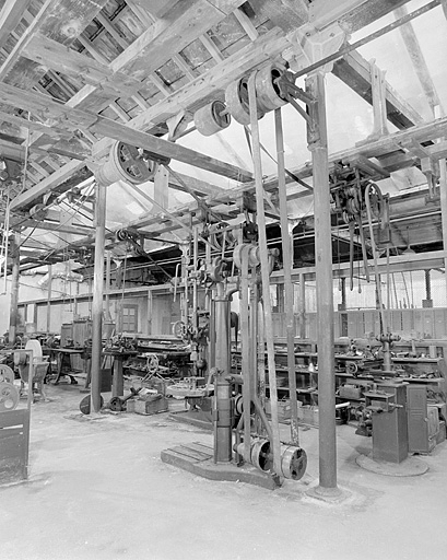 Atelier de mécanique. Transmission par courroies verticales de la perceuse à colonne. © Yves Sancey / Région Bourgogne-Franche-Comté, Inventaire du patrimoine - 2002