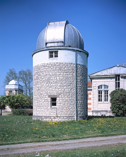 Tour avec la trappe du dôme fermée, depuis le sud-est. © Jérôme Mongreville / Région Bourgogne-Franche-Comté, Inventaire du patrimoine - 2002