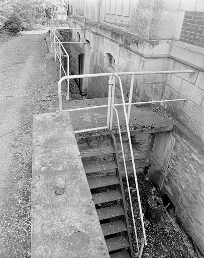 Fossé et escaliers d'accès au sous-sol. © Jérôme Mongreville / Région Bourgogne-Franche-Comté, Inventaire du patrimoine - 2002
