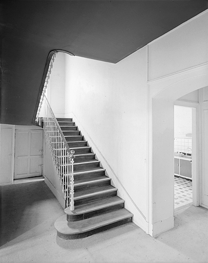 Partie sud : maison du directeur, escalier. © Jérôme Mongreville / Région Bourgogne-Franche-Comté, Inventaire du patrimoine - 2002 Partie sud : maison du directeur, escalier. © Jérôme Mongreville / Région Bourgogne-Franche-Comté, Inventaire du patrimoine - 2002