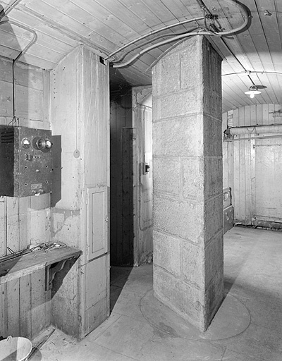 Sous-sol : pilier du collimateur nord et porte d'entrée. © Jérôme Mongreville / Région Bourgogne-Franche-Comté, Inventaire du patrimoine - 2002