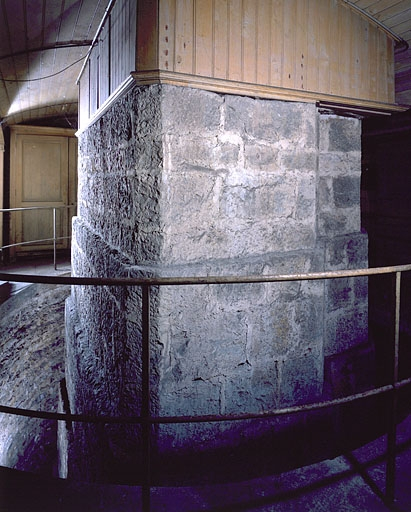 Sous-sol : pilier de la lunette méridienne (cadrage vertical). © Jérôme Mongreville / Région Bourgogne-Franche-Comté, Inventaire du patrimoine - 2002