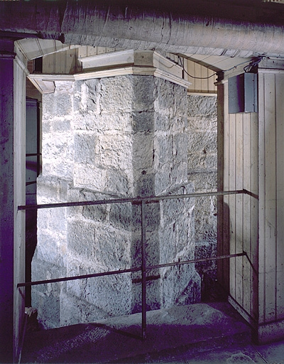 Sous-sol : pilier de la lunette méridienne et de sa pendule. © Jérôme Mongreville / Région Bourgogne-Franche-Comté, Inventaire du patrimoine - 2002