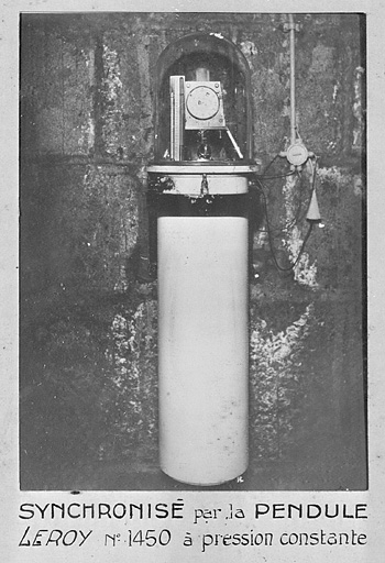 [Chronographe Gautier] synchronisé par la pendule Leroy n° 1450 à pression constante [vue de la pendule], entre 1932 et 1934. © Yves Sancey / Région Bourgogne-Franche-Comté, Inventaire du patrimoine - 2002