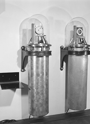 Vue d'ensemble des horloges à pression constante Leroy exposées au Musée du Temps. À gauche horloge n° 1450, à droite horloge n° 1723. © Yves Sancey / Région Bourgogne-Franche-Comté, Inventaire du patrimoine - 2002 Vue d'ensemble des horloges à pression constante Leroy exposées au Musée du Temps. À gauche horloge n° 1450, à droite horloge n° 1723. © Yves Sancey / Région Bourgogne-Franche-Comté, Inventaire du patrimoine - 2002