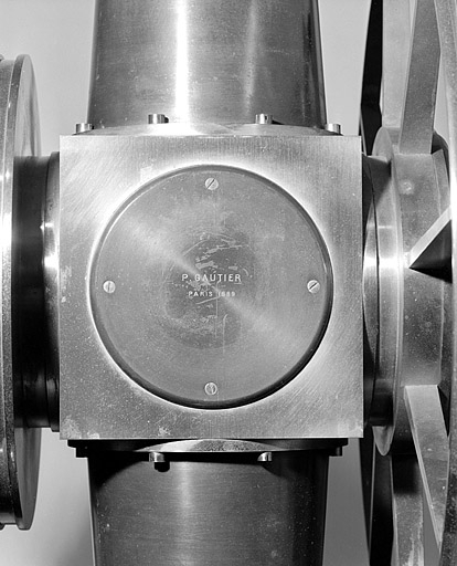 Altazimut : détail de la signature et de la date gravées sur le cube. © Yves Sancey / Région Bourgogne-Franche-Comté, Inventaire du patrimoine - 2002