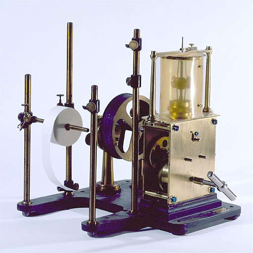 Le chronographe vu de trois quarts, partie moteur au premier plan. © Yves Sancey / Région Bourgogne-Franche-Comté, Inventaire du patrimoine - 2002 Le chronographe vu de trois quarts, partie moteur au premier plan. © Yves Sancey / Région Bourgogne-Franche-Comté, Inventaire du patrimoine - 2002