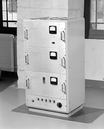 Horloge à quartz (générateur étalon) n° 24, conservée au Musée du Temps. © Yves Sancey / Région Bourgogne-Franche-Comté, Inventaire du patrimoine - 2002 Horloge à quartz (générateur étalon) n° 24, conservée au Musée du Temps. © Yves Sancey / Région Bourgogne-Franche-Comté, Inventaire du patrimoine - 2002