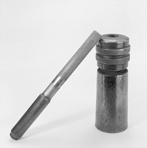 Pilon posé contre le mortier. © Jérôme Mongreville / Région Bourgogne-Franche-Comté, Inventaire du patrimoine - 2002