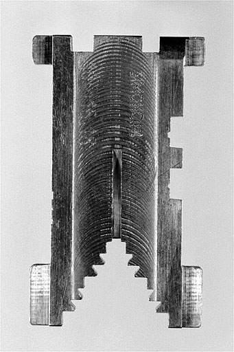 Matrice de caractères, à plat. La matrice est duplexée : le côté gauche est entaillé par les moules de deux caractères. © Jérôme Mongreville / Région Bourgogne-Franche-Comté, Inventaire du patrimoine - 2002