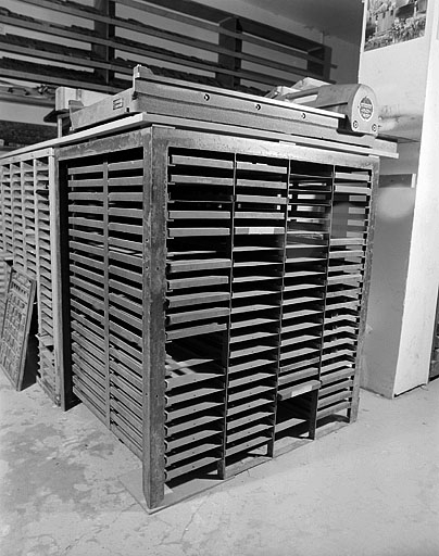 Premier meuble à galées, de trois quarts gauche. Une presse à épreuve Sofadi (non étudiée) est placée sur son plateau. © Jérôme Mongreville / Région Bourgogne-Franche-Comté, Inventaire du patrimoine - 2002