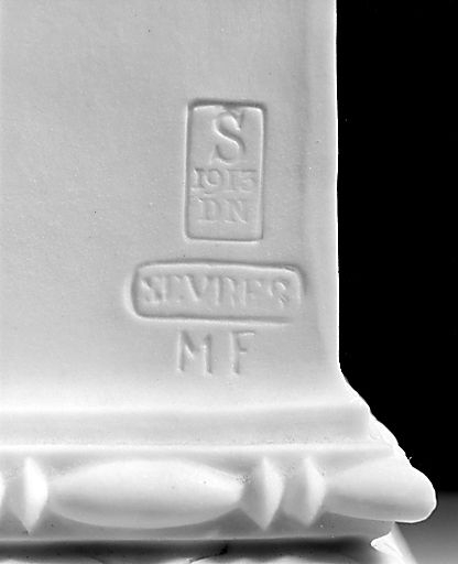 Date et inscriptions à l'arrière du socle. © Jérôme Mongreville / Région Bourgogne-Franche-Comté, Inventaire du patrimoine - 2002