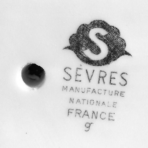 Marque de la Manufacture de Sèvres. © Jérôme Mongreville / Région Bourgogne-Franche-Comté, Inventaire du patrimoine - 2002