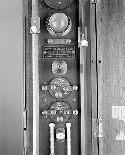 Partie gauche de l'appareil : galvanomètre, plaque du constructeur, piles et barrettes. Les deux thermomètres sont en place. © Jérôme Mongreville / Région Bourgogne-Franche-Comté, Inventaire du patrimoine - 2002