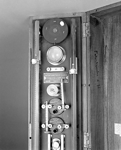 Partie gauche de l'appareil. Les deux thermomètres sont posés sur l'appareil, près de leur emplacement béant sur les piles. © Jérôme Mongreville / Région Bourgogne-Franche-Comté, Inventaire du patrimoine - 2002