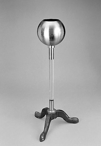 Sphère creuse de Coulomb. © Jérôme Mongreville / Région Bourgogne-Franche-Comté, Inventaire du patrimoine - 2002