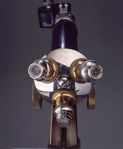 Premier microscope : le revolver et ses trois objectifs. © Jérôme Mongreville / Région Bourgogne-Franche-Comté, Inventaire du patrimoine - 2002