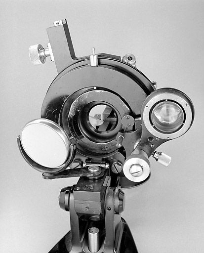 Troisième microscope : face inférieure de la platine. © Jérôme Mongreville / Région Bourgogne-Franche-Comté, Inventaire du patrimoine - 2002