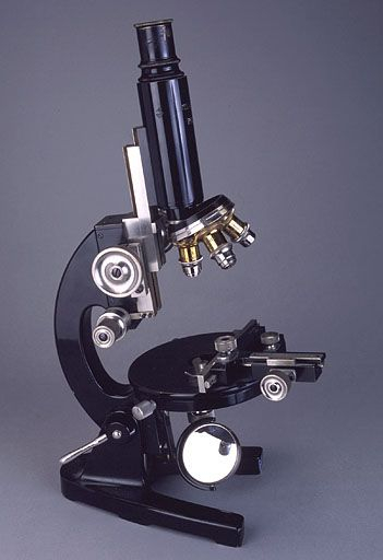 Troisième microscope (à platine circulaire). © Jérôme Mongreville / Région Bourgogne-Franche-Comté, Inventaire du patrimoine - 2002