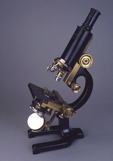 Deuxième microscope. © Jérôme Mongreville / Région Bourgogne-Franche-Comté, Inventaire du patrimoine - 2002