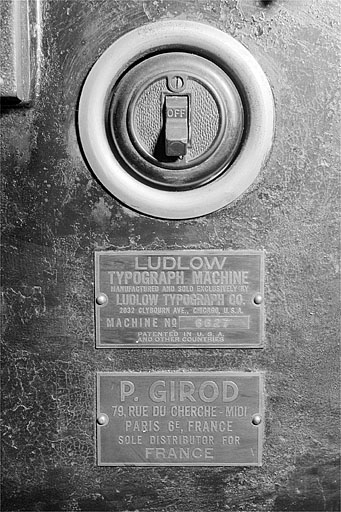Plaques du constructeur et du distributeur. © Jérôme Mongreville / Région Bourgogne-Franche-Comté, Inventaire du patrimoine - 2002