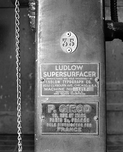 Plaques du constructeur et du distributeur. © Jérôme Mongreville / Région Bourgogne-Franche-Comté, Inventaire du patrimoine - 2002