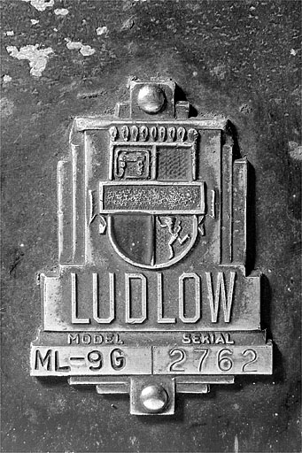 Plaque signalétique et logotype de la société Ludlow. La plaque est fixée à l'arrière du boîtier des instruments de mesure. © Jérôme Mongreville / Région Bourgogne-Franche-Comté, Inventaire du patrimoine - 2002