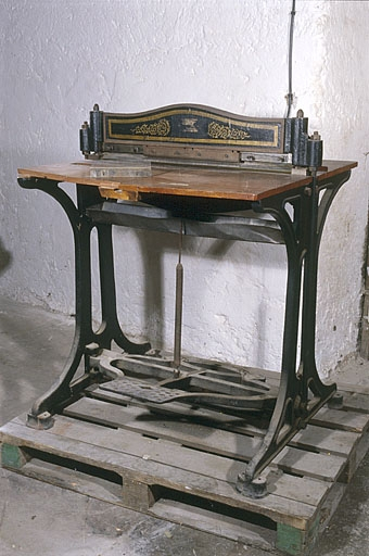 Vue d'ensemble. L'un des quatre éléments garnis d'aiguilles en acier est posé sur le plateau. © Jérôme Mongreville / Région Bourgogne-Franche-Comté, Inventaire du patrimoine - 2002