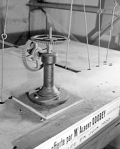Système d'entraînement des aiguilles du cadran extérieur : renvoi d'angle. © Jérôme Mongreville / Région Bourgogne-Franche-Comté, Inventaire du patrimoine - 2002